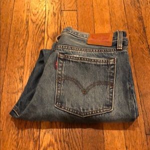 Boyfriend style, high rise Levis jeans